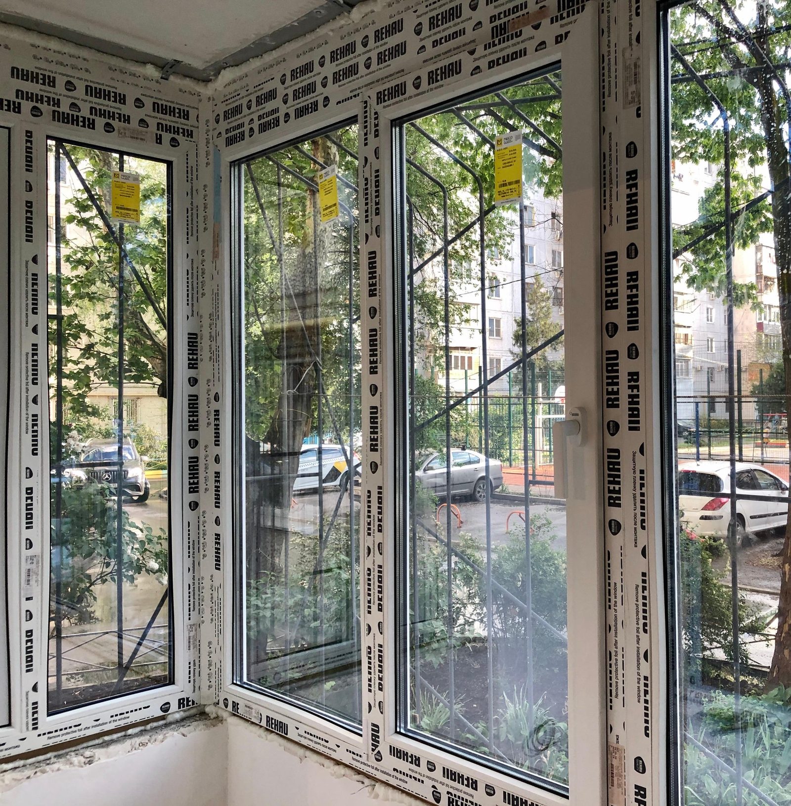 Окна REHAU с решётками